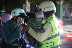 Đội CSGT Bình Triệu xử lý nhiều trường hợp chạy xe máy vi phạm nồng độ cồn 