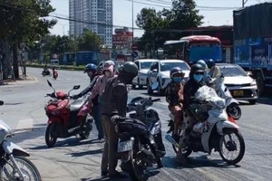 Dầu nhớt đổ ra đường Mỹ Phước – Tân Vạn, nhiều người trượt ngã