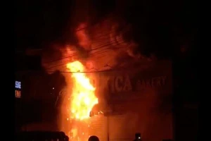 TP.HCM: Cháy tiệm bánh trên đường Đỗ Xuân Hợp, nhiều hàng hóa bị thiêu rụi