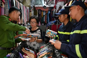 Trang bị kỹ năng PCCC cho tiểu thương tại chợ trước Tết