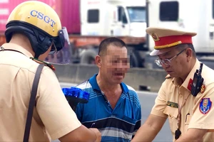 CSGT Rạch Chiếc xuyên đêm xử lý xe khách vi phạm dịp cận tết