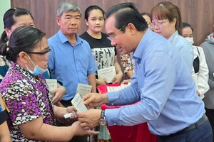 Chủ tịch UBND TP.HCM trao 100 phần quà Tết cho người lao động tại phường Dĩ An