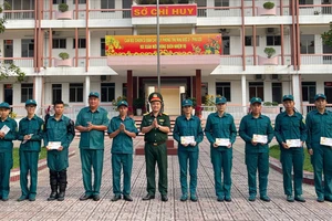 TP.HCM: Tặng quà, động viên dân quân phường Tân Uyên trực Tết 