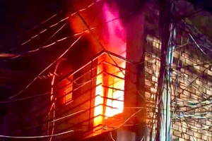 Cháy nhà tối mùng 4 Tết, người đàn ông bị liệt được cứu kịp thời