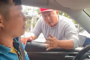 CSGT TP.HCM xác minh clip hai tài xế dừng xe tranh cãi giữa đường