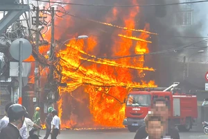 Cháy dữ dội cửa hàng đồ gỗ trên đường Đỗ Xuân Hợp