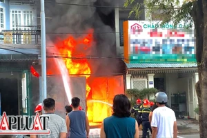 Cháy bãi đất trống ở TP.HCM, 2 căn nhà liền kề bị cháy sém