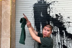 Clip ghi cảnh thanh niên tạt sơn cửa cuốn rồi bỏ chạy ở TP.HCM