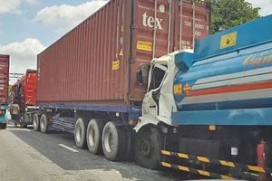 Xe bồn tông đuôi container trên Xa lộ Hà Nội, giao thông ùn ứ