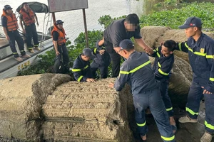 TP.HCM: Cảnh sát kịp thời cứu nam thanh niên nhảy cầu Phú Long