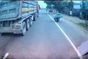 Tài xế xe ben lạng lách, chèn ép ô tô tải trên Quốc lộ 13 bị CSGT xử phạt