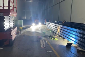 Sập la phông khi thi công máy lạnh, 4 công nhân rơi xuống đất, 1 người tử vong