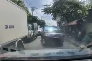 Tài xế ô tô đi kiểu 'khôn lỏi' bị CSGT TP.HCM xử phạt