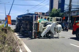 Xe bồn leo dải phân cách, tông gãy cột đèn rồi lật nhào giữa đường