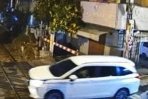 TP.HCM: Phạt tiền, tước bằng lái tài xế ô tô cố tình vượt rào chắn đường sắt