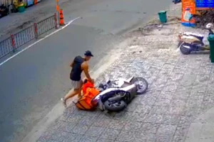 Nữ shipper bị thanh niên hành hung, đạp ngã xe ở phường Gia Định