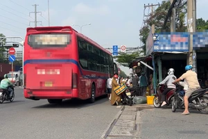 Tài xế dừng ô tô sai quy định bị CSGT xử phạt sau phản ánh của người dân