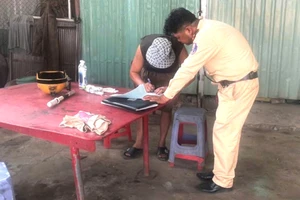 Xe đầu kéo và ô tô khách bị tước phù hiệu vẫn chạy, tài xế bị CSGT xử phạt