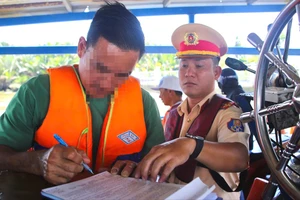 CSGT TP.HCM siết chặt kiểm tra, xử lý vi phạm tại phà Bình Quới