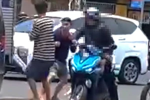 2 tài xế ô tô xô xát giữa đường, 1 người bị thương