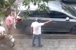 Công an TP.HCM khởi tố 2 người rượt đuổi, kẹp cổ tài xế ô tô giữa đường