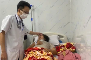 Lấy mẫu xét nghiệm chùm ca nghi ngộ độc thực phẩm tại Quảng Ngãi