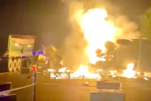 Xe đầu kéo va chạm xe tải, hai phương tiện bốc cháy dữ dội ở TP.HCM