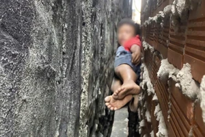 Giải cứu bé trai mắc kẹt giữa 2 bức tường ở TP.HCM