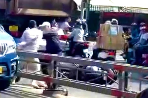 Công an xác minh clip hai tài xế đánh nhau giữa đường Trường Chinh