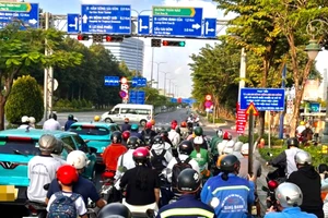 CSGT điều chỉnh đèn tín hiệu, 'giải nhiệt' ùn tắc nút Mai Chí Thọ – Trần Não