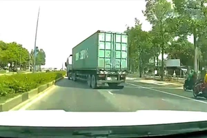 Tài xế xe container lạng lách trên đường Mỹ Phước - Tân Vạn bị phạt đến 50 triệu đồng