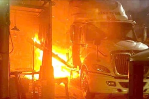 Xe container bốc cháy khi đang đỗ bên đường