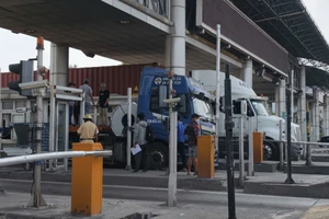 Cuộn thép rơi đè cabin trạm thu phí cầu Phú Mỹ, giao thông ùn ứ