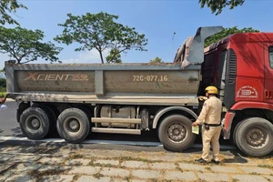 CSGT TP.HCM tổng kiểm tra xe tải tự đổ trên 15 tấn