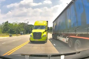 Từ clip trên mạng, tài xế xe đầu kéo bị CSGT phạt 5 triệu đồng