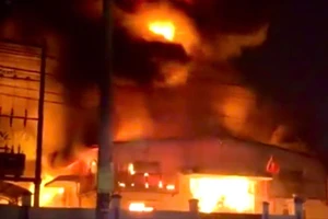 Cháy công ty sơn ở TP.HCM, lửa bùng dữ dội kèm nhiều tiếng nổ lớn