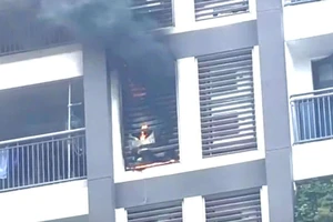 Cháy căn hộ tầng 10 chung cư ở TP.HCM, hàng trăm cư dân sơ tán
