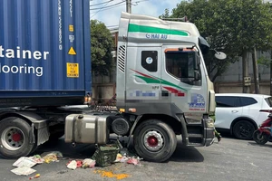 Người dân cùng tài xế giải cứu nạn nhân mắc kẹt dưới gầm xe container sau va chạm