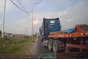 Xử phạt tài xế xe đầu kéo 'ép' xe bán tải trên đường Võ Chí Công