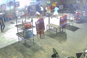 Nam thanh niên bị nhóm người cầm hung khí tấn công tại quán ăn ở TP.HCM