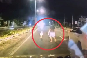 Khoảnh khắc tài xế chặn xe giữa đường, cứu bé gái đi lạc trong đêm ở TP.HCM