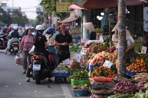 Vỉa hè đường Hiệp Bình bị chiếm dụng, người dân khó khăn di chuyển