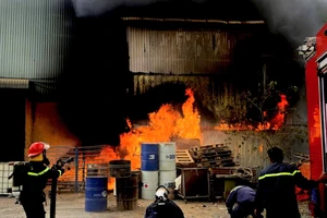 Cháy bồn hút bụi xưởng gỗ ở TP.HCM, khói đen ngùn ngụt