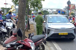 Tài xế taxi tử vong trong ô tô trên đường Phạm Văn Đồng