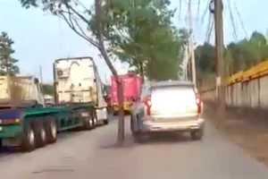 CSGT TP.HCM xử phạt tài xế lái ô tô chạy trên vỉa hè ở KCN Sóng Thần