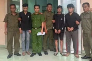 Tạm giữ 4 người cầm hung khí đánh nhau trước cổng công ty ở phường Dĩ An