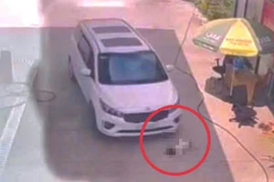 Thương tâm: Bé gái 2 tuổi bị ô tô cán tử vong tại cây xăng