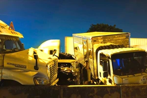 Tai nạn liên hoàn 6 ô tô trên cầu Phú Mỹ, giao thông ùn ứ