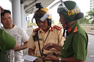 CSGT kiểm tra, xử lý dừng đỗ sai quy định tại sân bay Tân Sơn Nhất