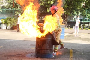 Xem công nhân diễn tập cứu người, dập lửa trong xưởng sản xuất